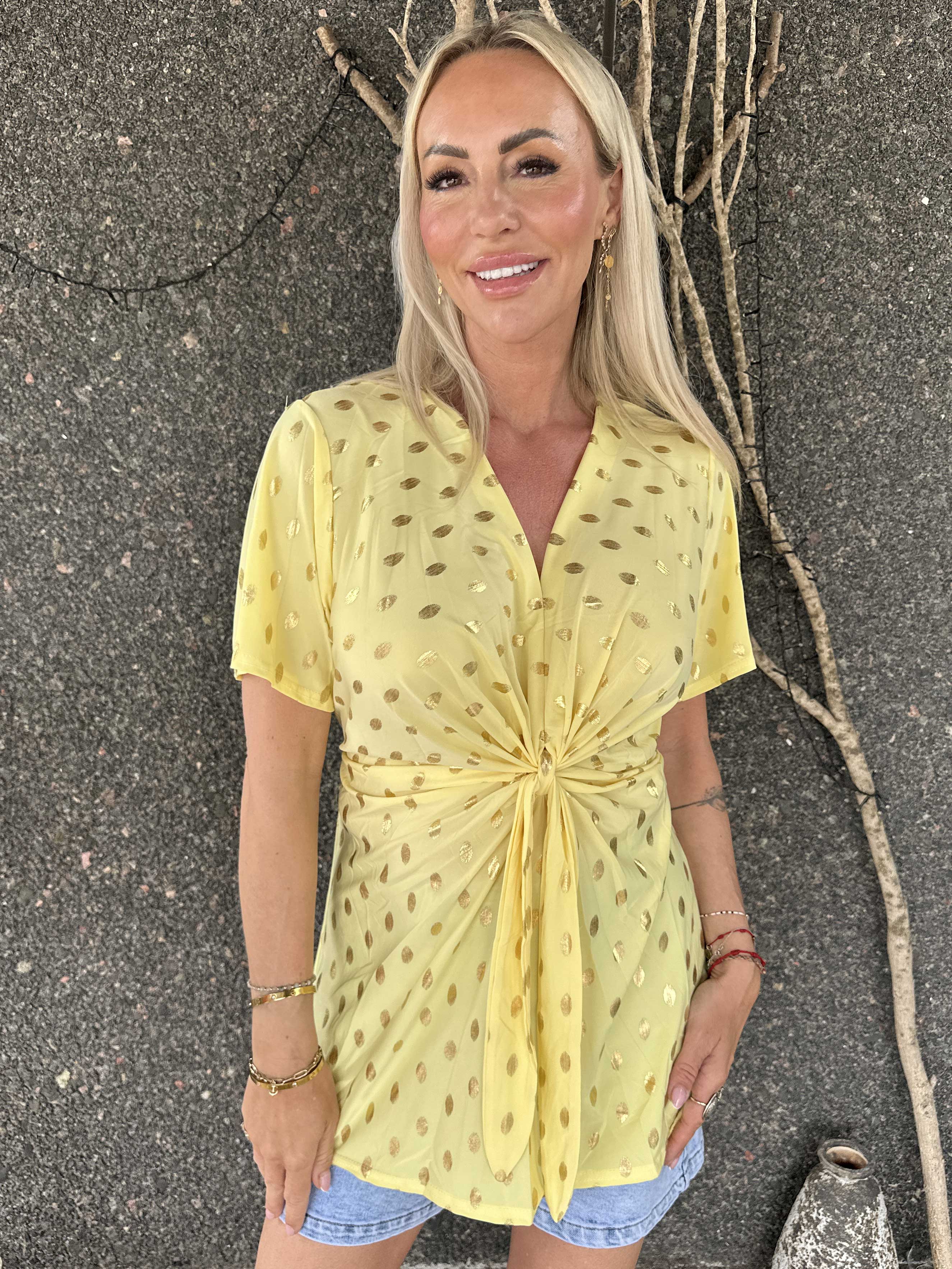 Molly Dot Shirt - Elastisk blue med fin knudedetalje foran